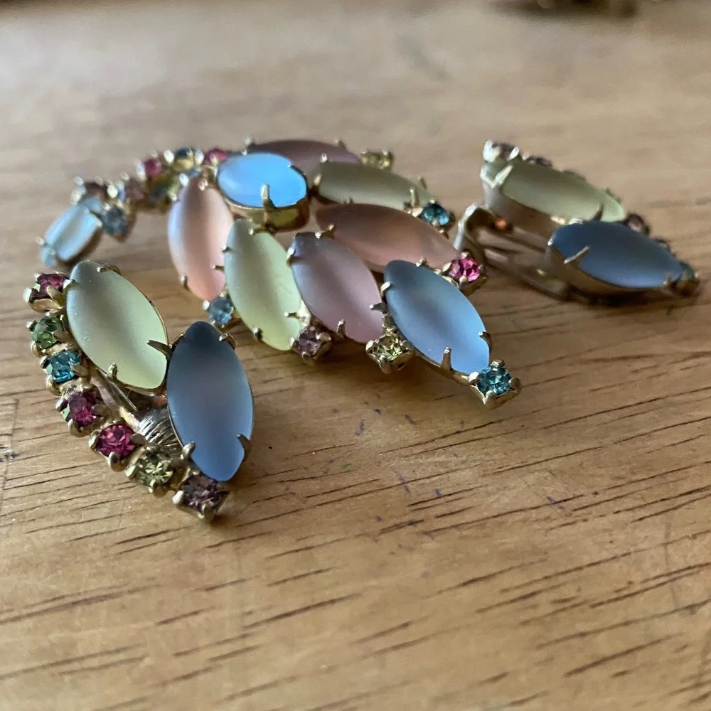 1950s vintage brooch and clip on earring set. Frosted glass stones - Picture 2 of 3